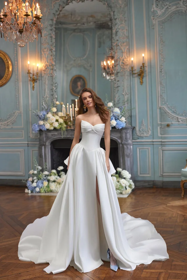Alizee von DAMA Couture im blauen Salon